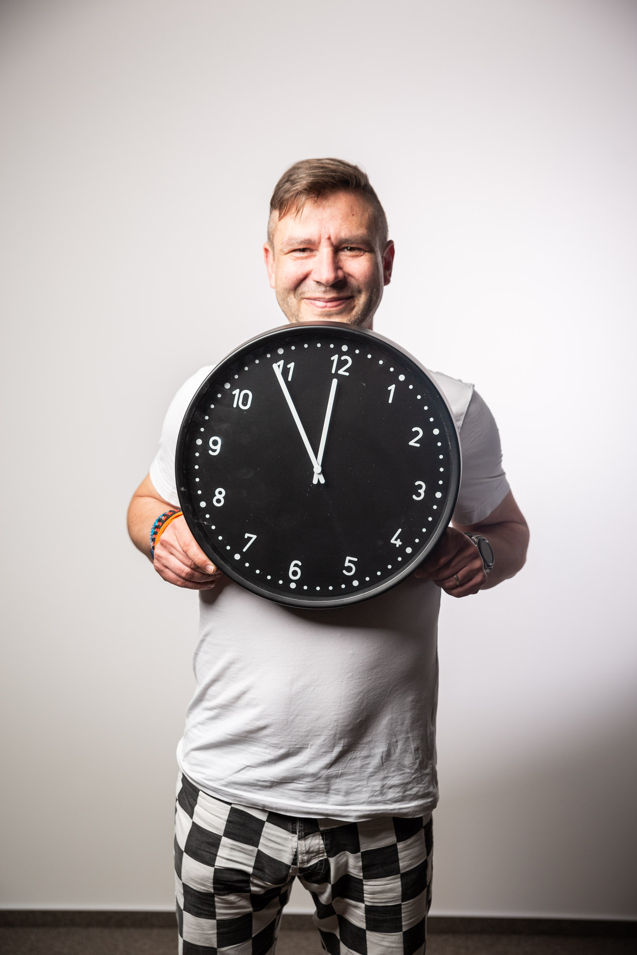 A RefrešOS agent holding a clock