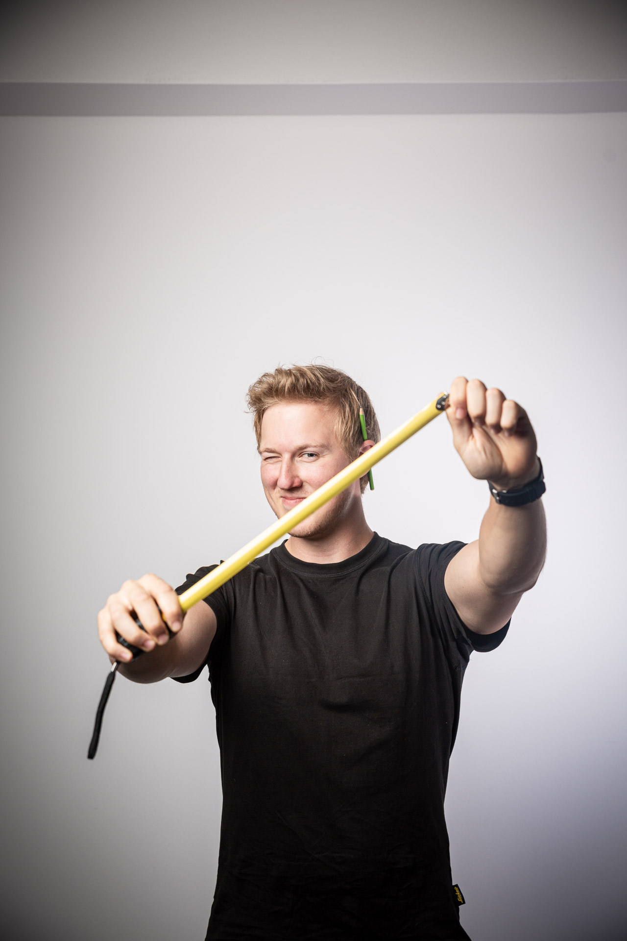 A RefrešOS agent with a measuring tape